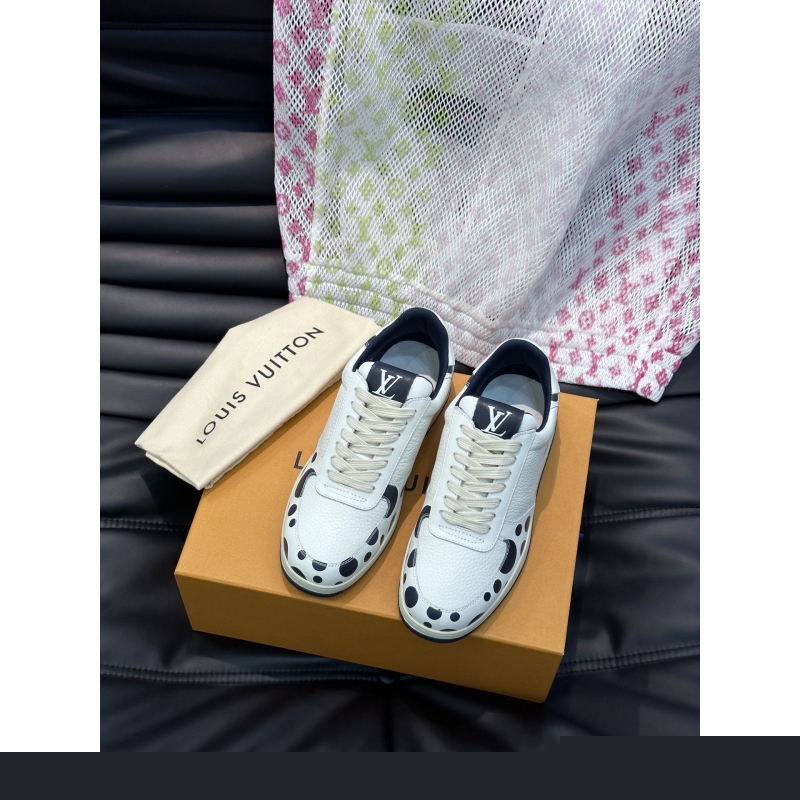 l**is V*t*n sneakers